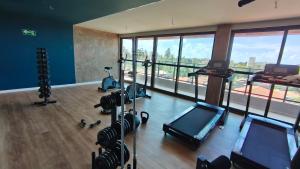 une salle de sport avec une grande fenêtre dans l'établissement Açores Praia de Tamandaré - À Beira-Mar, à Praia dos Carneiros