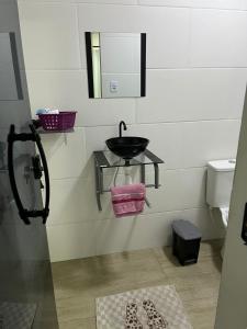une salle de bain avec un lavabo et des toilettes dans l'établissement Casa de alto padrão com hidromassagem aquecida aceita pet perto da praia, à Rio de Janeiro