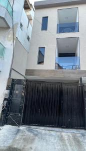 un bâtiment avec une porte noire devant lui dans l'établissement Casa de alto padrão com hidromassagem aquecida aceita pet perto da praia, à Rio de Janeiro 27 autres photos