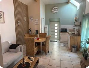 Η κουζίνα ή μικρή κουζίνα στο Parenthèse romantique avec spa privatif