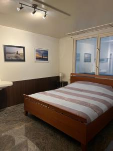 een slaapkamer met een bed en een groot raam bij Sea Dream in Oostende