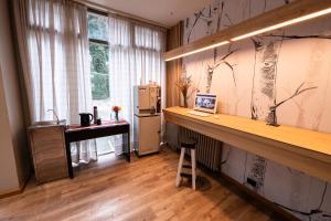 a room with a counter with a laptop on it at Hotel Aspen Ski by bund in San Carlos de Bariloche