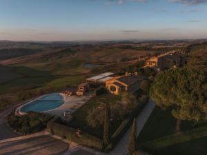 een luchtfoto van een huis met een zwembad bij Capanna Suites in Montalcino