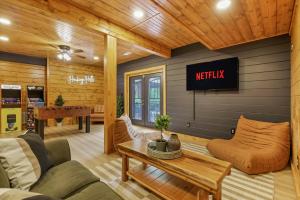 Posezení v ubytování Cabin with Hot Tub, Golf Simulator, and Game Room in Hocking Hills