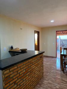 eine Küche mit einer gemauerten Arbeitsplatte in einem Zimmer in der Unterkunft Chalé Levi BG in Barrinha