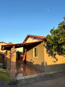 ein Haus mit einer Veranda und einem Dach in der Unterkunft Chalé Levi BG in Barrinha