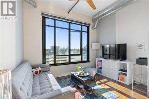 TV a/nebo společenská místnost v ubytování Downtown one bedroom apartment 2