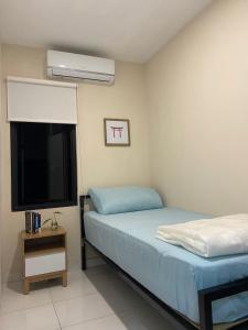 Una cama o camas en una habitación de Upi Home BnB Malioboro