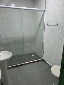 Bilik mandi di Suite IPÊ AMARELO