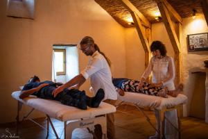 two women in a room with two beds at Écolieu La Bernarde - Gîte Nature in Dompnac