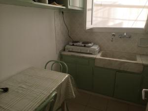 una piccola cucina con un lavandino e una finestra di Sea and Sun Erato Studios a Loutra Edipsou Altre 40 foto
