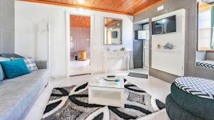 a living room with a couch and a table at Casa Branca in Angra do Heroísmo