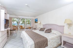 Postel nebo postele na pokoji v ubytování Posada Real Los Cabos