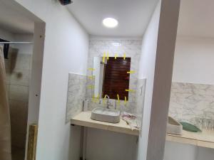 un baño con lavabo y espejo en patio Santiagueño, en La Banda