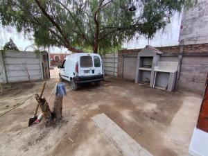 una furgoneta blanca estacionada en un estacionamiento en patio Santiagueño, en La Banda