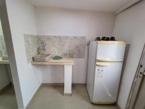 Una pequeña cocina con encimera y refrigerador. en patio Santiagueño, en La Banda