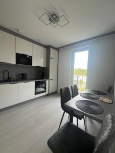 a kitchen and dining room with a table and chairs at WRZOSOVA APARTMENT Tarnów in Tarnów