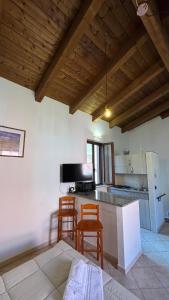 a kitchen with two bar stools and a counter top at Porta Nuova Room Locazione Breve Turistica in Benevento