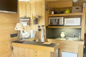 a kitchen with a counter with a microwave and a sink at Appartement 6 personnes ARC 1800 in Bourg-Saint-Maurice
