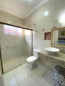 Koupelna v ubytování Maravilhoso Hostel Pousada Casa das Flores no Centro de Assis- SP-Brasil