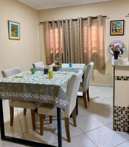 een eetkamer met een tafel en stoelen bij Maravilhosas Suítes Casa das Flores no Centro de Assis SP-Brasil in Assis +32 foto's