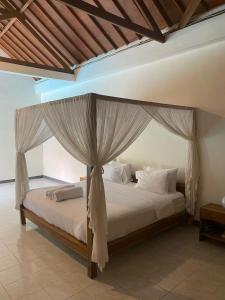 Giường trong phòng chung tại 4-Bedrooms Tropical Villa Sanur