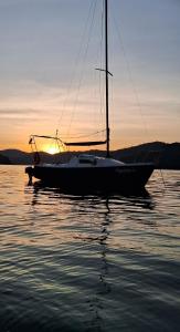 een boot in het water bij zonsondergang bij Veleiro Alpha 22 Privativo in Paraty