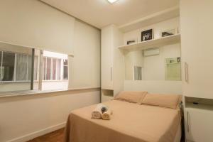 um quarto com uma cama com duas toalhas em SUH Copacabana 110 Beach Plus no Rio de Janeiro