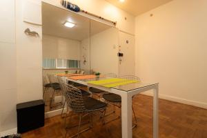 uma cozinha com uma mesa com cadeiras e um espelho em SUH Copacabana 110 Beach Plus no Rio de Janeiro
