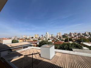 una vista di una città dal tetto di un edificio di Apê Espaçoso 3 Qtos no coração da cidade a Ribeirão Preto