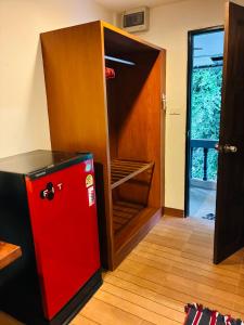 バン・コー・クワンにあるApartment Wat Sawang Arom 09のドアが開いた部屋にある赤い冷蔵庫 +17枚の写真
