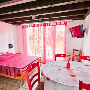 TV a/nebo společenská místnost v ubytování Appartements Les Déferlantes Mimizan-plage