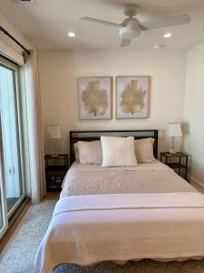 una camera con un grande letto con due quadri appesi al muro di Bright, Stylish 2BR, 2 Bath Near Beach with Outdoor Shower a Belmar