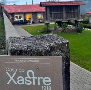 a sign for a castle in front of a house at CASA DO XASTRE in Arnego