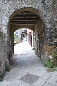 an alley in a stone building with an archway at La Perla del Sannio in Sant'Agata de' Goti