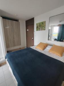 Ένα ή περισσότερα κρεβάτια σε δωμάτιο στο Studio vue mer piscine plage Kaz Punch Manganao chez Julie +42 φωτογραφίες