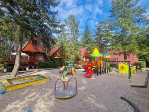 Filarówka في ليبا: ملعب مع أنواع مختلفة من معدات اللعب في الرمال