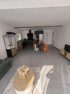 Μια τηλεόραση ή/και κέντρο ψυχαγωγίας στο Studio meublé Rosieres
