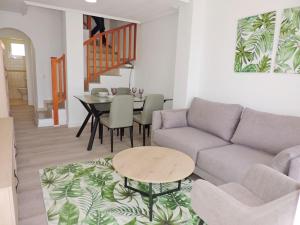ロス・アルカサレスにあるModern 3 Bed House with shared pool in Los Alcazaresのソファとテーブルのあるリビングルーム
