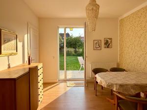 a dining room with a table and a door to a yard at Ferienhaus am Weinaupark in Zittau