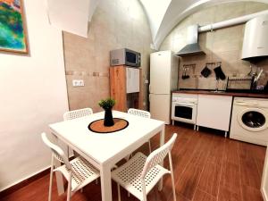 a kitchen with a table and chairs in a room at Casita ENTREARCOS in Arcos de la Frontera