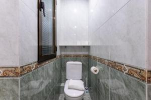 a bathroom with a toilet and a mirror at Tu hogar en Bilbao para 4 personas in Bilbao +11 photos