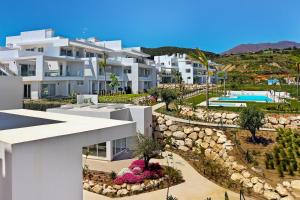 EsteponaLux ApartlPrivate lagoon-BeachlPoollRelaxlNear Sea的带游泳池的建筑物的鸟瞰图