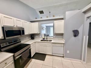 Kuchyň nebo kuchyňský kout v ubytování Grand Deluxe Pines 3BR Pool Home near Disney