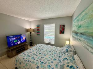 Postel nebo postele na pokoji v ubytování Grand Deluxe Pines 3BR Pool Home near Disney + 21 fotografií