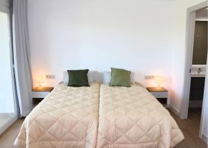 EsteponaLux ApartlPrivate lagoon-BeachlPoollRelaxlNear Sea的一间卧室，有一张大床，床上有两个绿色枕头 更多45张照片