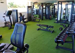 EsteponaLux ApartlPrivate lagoon-BeachlPoollRelaxlNear Sea的健身房,有几排跑步机和机器