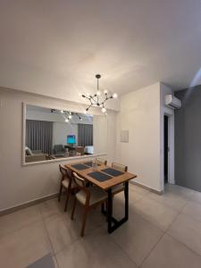 a dining room with a table and chairs at Studio Premium Zona Sul RP in Ribeirão Preto