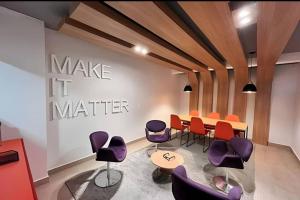 a meeting room with a table and chairs at Studio Premium Zona Sul RP in Ribeirão Preto +48 photos