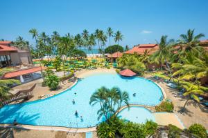 卡卢特勒皇家棕榈海滩酒店的度假村泳池的俯视图